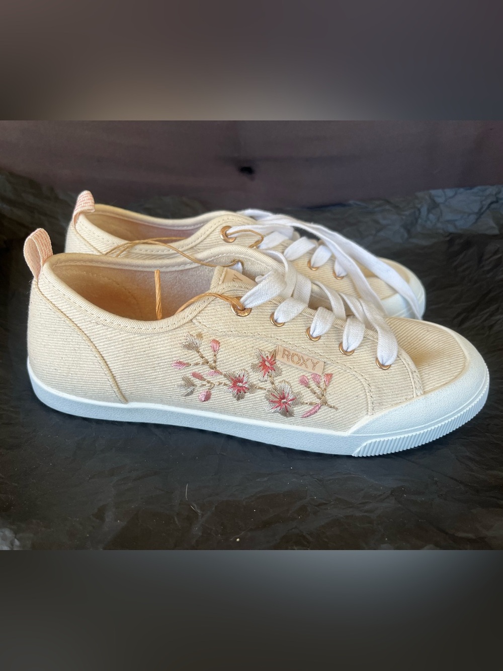 Roxy Shorebreak Low-Top Sneakers w/Pink Floral Embroidery size 7 1/2 NWOT